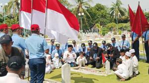 ZIARAH-Jajaran-PT-Dharma-Lautan-Utama-DLU-berziarah-ke-makam-Ment.jpg