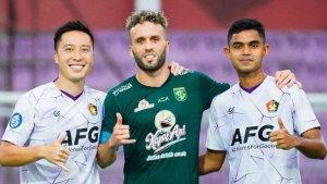 Ze-Valente-saat-berpose-bersama-dua-pemain-Persik-Kediri-Arthur-Irawan-dan-Miftakhul-Hamdi.jpg