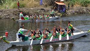 balap-perahu-naga-di-Kali-Kedunglarangan-Bangil-Pasuruan-Jatim.jpg