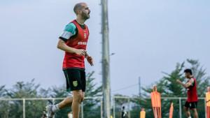 bersiap-menghadapi-Persija-di-Stadion-GBT-Sabtu-18102025.jpg