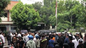 buruh-Gresik-demo-di-HSN.jpg