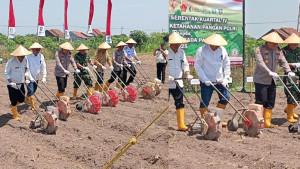 dan-bibit-jagung-Bhayangkara-20-kilogram-kepada-para-petani.jpg