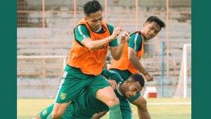 daud-irfan-kararbo-tengah-bawah-saat-berlatih-bersama-persebaya.jpg