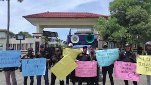 demo-tolak-eksekusi-Gresik.jpg