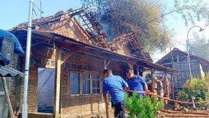 dua-rumah-di-dusun-sukun-desa-sidoharjo-kecamatan-pulung-kabupaten-ponorogo-habis-dilalap.jpg