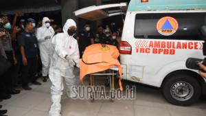 enazah-korban-ambruknya-bangunan-Ponpes-Al-Khoziny-tiba-di-Posko-DVI-RS-Bhayangkara-Surabaya.jpg