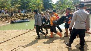 evakuasi-jasad-wisatawan-asal-Mojokerto-Jatim-yang-tenggelam-di-Pantai-Pancer-Door-Pacitan.jpg