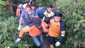 evakuasi-korban-laka-Mojokerto-8.jpg