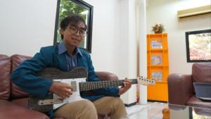 gitar-listrik-berbahan-dasar-kardus-yang-dipadatkan-dengan-resin.jpg