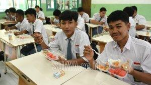 hari-pertama-pelaksanaan-program-Makan-Bergizi-Gratis-di-surabaya.jpg