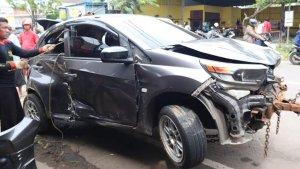 honda-brio-sedang-diderek-setelah-menabrak-motor-ponorogo.jpg
