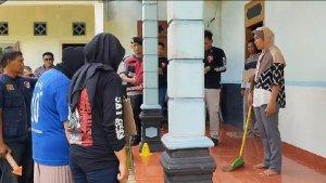 ibu-korban-kasus-kopi-sianida-di-Pacitan-menyaksikan-rekonstruksi.jpg