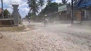 jalan-Desa-Sumberagung-yang-rusak-akibat-aktivitas-tambang-batu-andesit.jpg