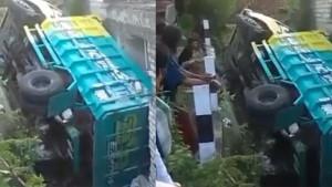 jalur-tanjakan-di-Jalan-Desa-Bunajih-Kecamatan-Labang-Kabupaten-Bangkalan.jpg