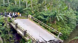 jembatan-rusak-akibat-banjir-lahar-Gunung-Semeru-di-Lumajang-Jatimjpg.jpg
