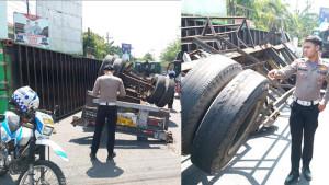 kecelakaan-truk-muatan-berat-kehilangan-keseimbangan-dan-terguling-ke-sisi-jalan.jpg