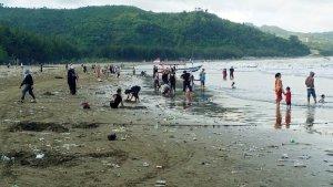 kondisi-Pantai-Gemah-Tulungagung-yang-dipenuhi-sampah-kiriman-2042024.jpg