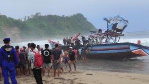 kondisi-kapal-nelayan-yang-terdampar-di-pantai-gayasan.jpg