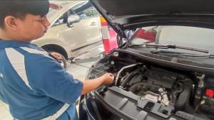 kondisi-pelumas-mesin-menggunakan-dipstick-pada-salah-satu-unit-Peugeot-SUV.jpg