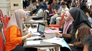 mahasiswa-asal-Surabaya-penerima-program-Beasiswa-Pemuda-Tangguh-mengikuti-verifikasi.jpg