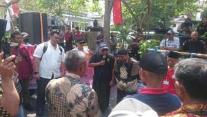 makam-ilegal-Tulungagung-didemo.jpg