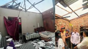 mayoritas-merusak-atap-rumah-dan-merobohkan-bangunan-dapur.jpg