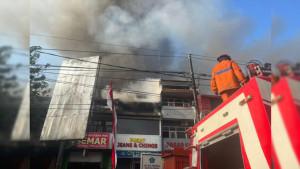 memadamkan-api-yang-membara-di-Pasar-Krian.jpg