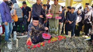 menabur-bunga-di-makam-Naufal-di-Tlogopojok-Gresik-Jumat-3102025.jpg