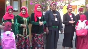 mengenalkan-pakaian-adat-khas-Madura-Senin-1772023.jpg