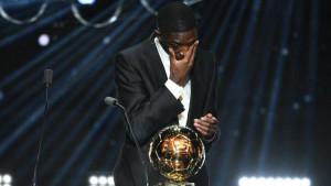 ousman-dembele-raih-tropi.jpg