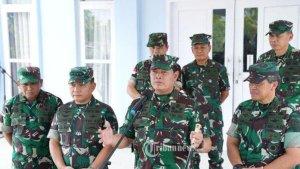 panglima-tni-laksamana-yudo-mragono-saat-mengumumkan-operasi-siaga-tempur-di-daerah-rawan-kkb-papua.jpg