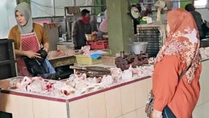 pedagang-daging-ayam-di-Pasar-Basah-Trenggalek-Jatim-1292025.jpg