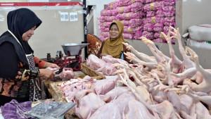 pedagang-daging-ayam-di-Pasar-Legi-Ponorogo-Jatim-1292025.jpg