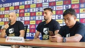 pelatih-psm-makassar-bernando-tavares-di-stadion-gbt-surabaya.jpg