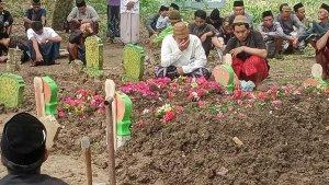 pemakaman-korban-tertabrak-kereta-api-di-Lamongan.jpg