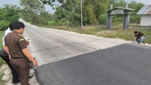 pembangunan-ruas-jalan-beton-Mantup-Ayamalas-Kamis-9102025.jpg