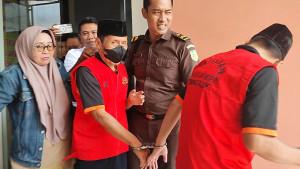 pengasuh-ponpes-dan-anaknya-pelaku-pencabulan-santriwati-di-Trenggalek-Jatim.jpg