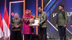penghargaan-Jatim-fest-di-Gresik-1.jpg