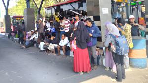 penumpang-yang-menunggu-Bus-Trans-Jatim-Rute-SurabayaBangkalan.jpg