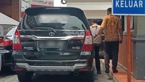 penyedik-KPK-geledah-mobil-Rusdi-staf-Sahat.jpg