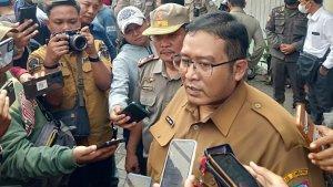 penyegelan-Ruko-Simpang-Tiga-Jombang-Jatim.jpg