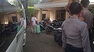 penyidik-KPK-membawa-koper-keluar-dari-kantor-kontraktor-di-Jember.jpg