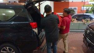 penyidik-KPK-saat-membawa-sejumlah-koper-seusai-penggeledahan-di-gedung-DPRD-Jatim.jpg