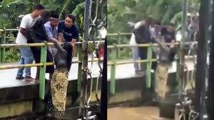 perempuan-di-Jombang-bergelantungan-di-pagar-Jembatan.jpg