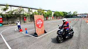peserta-safety-riding-MPM-Honda-Jatim-berlatih-teknik-berkendara-aman-di-tengah-cuaca-panas.jpg