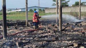 petugas-melakukan-pembasahan-di-lokasi-kebakaran.jpg