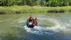 petugas-melakukan-pencarian-bocah-tenggelam-di-sungai-kalimas-wringinanom-gresik.jpg