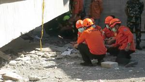 proses-evakuasi-Haikal-dari-reruntuhan-bangunan-Ponpes-Al-Khoziny-Sidoarjo-Jatim.jpg