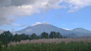 rupsi-hari-ini-terjadi-dengan-tinggi-kolom-abu-teramati-400-m-di-atas-puncak.jpg
