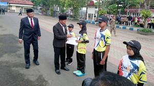 sejumlah-siswa-berprestasi-mendapat-penghargaan-dari-Bupati-Tulungagung.jpg